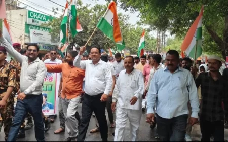 औरैया: सैनिकों के सम्मान में भव्य तिरंगा यात्रा, देशभक्ति के नारों से गूंजा शहर