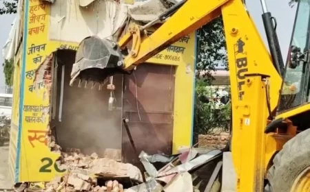 संभल में अतिक्रमण विरोधी अभियान तेज, चंदौसी रोड से अवैध निर्माण हटाए गए