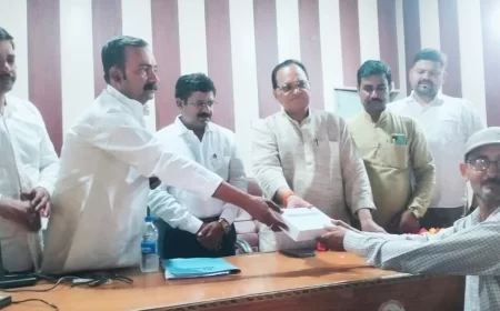 डिजिटल शिक्षा की ओर कदम: भरथना में शिक्षकों को मिले टैबलेट