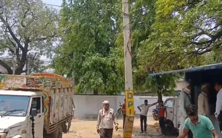 औरैया में बिजली विभाग की लापरवाही: जर्जर पोल से चल रही बिजली आपूर्ति, खतरे में जनजीवन