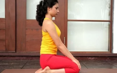 वज्रासन के फायदे: पेट की चर्बी घटाएं, पाचन सुधारें और तनाव दूर करें – जानें तरीका