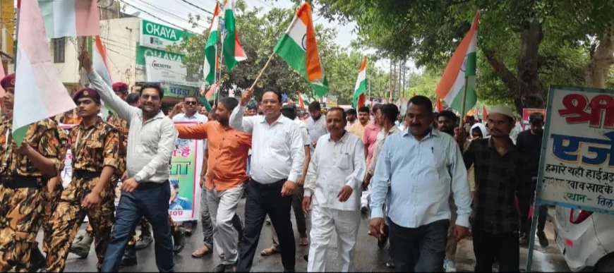 औरैया: सैनिकों के सम्मान में भव्य तिरंगा यात्रा, देशभक्ति के नारों से गूंजा शहर