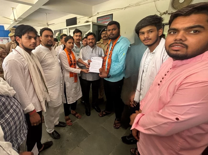 औरैया: कॉलेजों की अवैध फीस वृद्धि के खिलाफ एबीवीपी का प्रदर्शन, ज्ञापन सौंपा