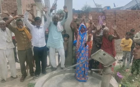 महीनों से खराब पड़े हैंडपंप, सफाई कर्मी नदारद