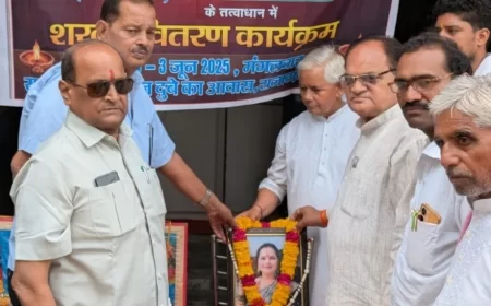 पुण्यतिथि पर सेवा: स्व. दीप्ति दुबे की याद में बांटा गया शरबत और पेठा