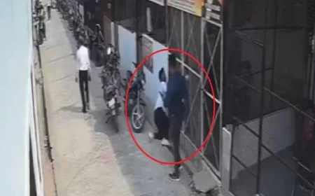 लखनऊ: तहसील परिसर में चलते-चलते गिरे 26 वर्षीय वकील, मौके पर मौत, CCTV में कैद हुई घटना