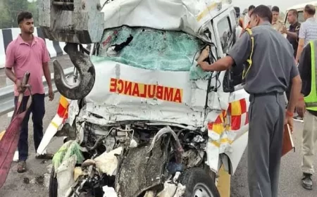 पूर्वांचल एक्सप्रेसवे हादसा: एम्बुलेंस और पिकअप की टक्कर में 5 की मौत, 1 गंभीर