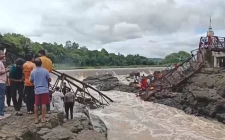 पुणे में जर्जर पुल टूटने से बड़ा हादसा, 6 की मौत, कई लापता