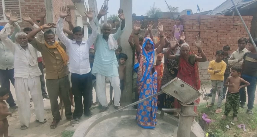 महीनों से खराब पड़े हैंडपंप, सफाई कर्मी नदारद