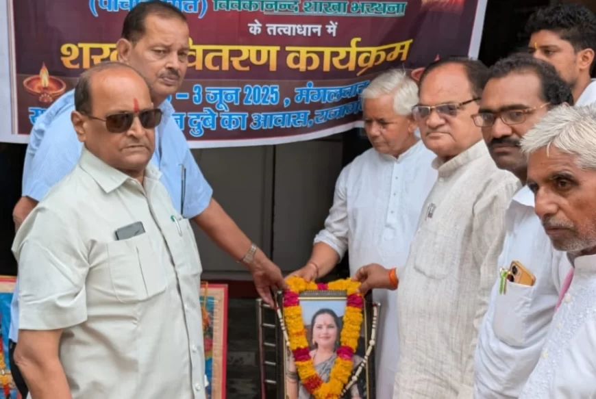 पुण्यतिथि पर सेवा: स्व. दीप्ति दुबे की याद में बांटा गया शरबत और पेठा