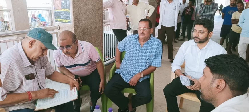 भरथना में सफाईकर्मियों की हड़ताल बनी जनता के लिए मुसीबत, प्रशासनिक प्रयास नाकाम