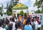 गोंडा में स्कूल मर्जर नीति पर बवाल, ग्रामीणों ने स्कूल में ताला जड़कर किया विरोध