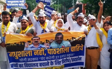 सरकारी स्कूल विलय पर बवाल: AAP, बसपा, सपा और कांग्रेस ने खोला मोर्चा