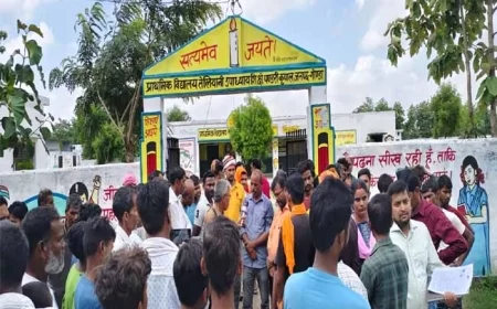 गोंडा में स्कूल मर्जर नीति पर बवाल, ग्रामीणों ने स्कूल में ताला जड़कर किया विरोध