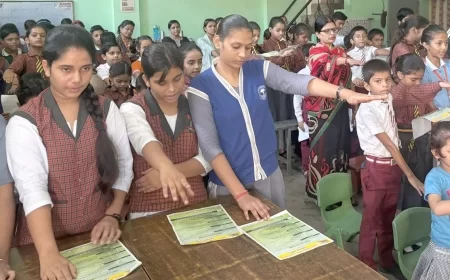 भरथना में पर्यावरण को लेकर जागरूक हुए छात्र"