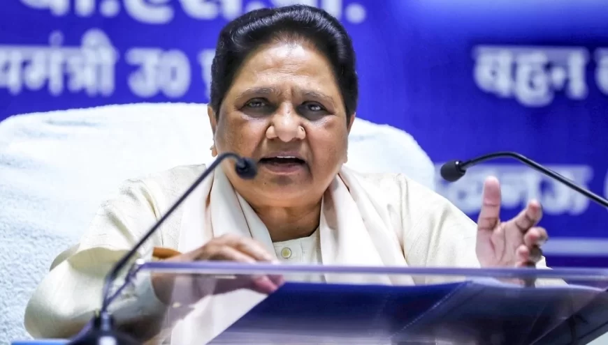 यूपी में प्राथमिक स्कूलों के विलय पर सियासी तूफान, मायावती ने कहा – गरीबों के साथ अन्याय
