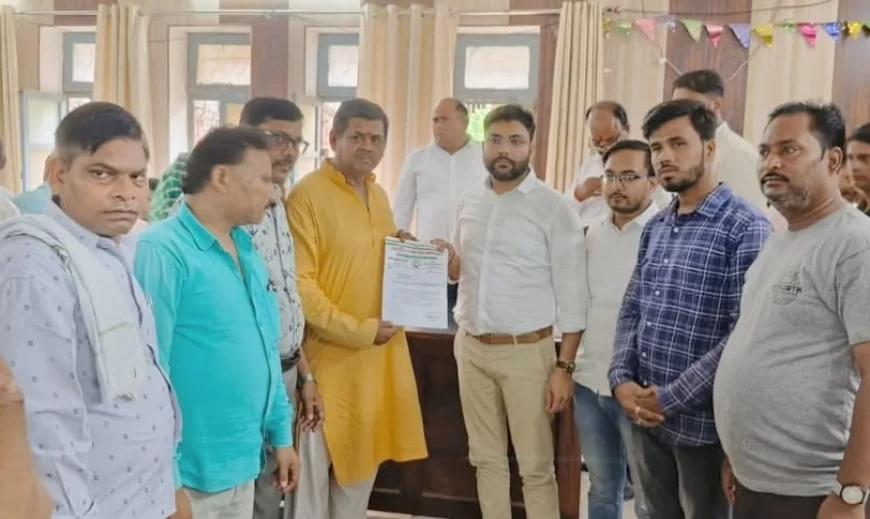 अघोषित बिजली कटौती और जाम से परेशान व्यापारी पहुंचे एसडीएम कार्यालय