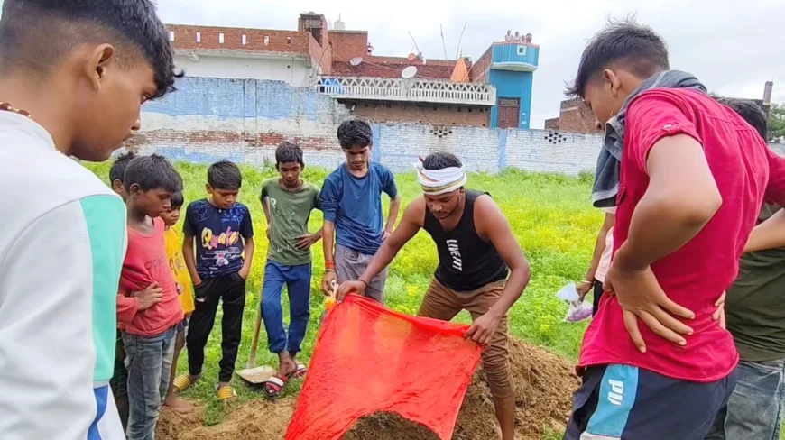 बंदर की करंट से मौत, युवाओं ने किया इंसानों की तरह अंतिम संस्कार | मानवता की मिसाल"