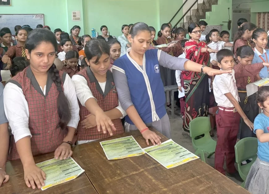 भरथना में पर्यावरण को लेकर जागरूक हुए छात्र"