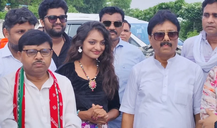 महाकुंभ से वायरल हुईं मोनालिसा अब बड़े पर्दे पर, इटावा से की शुरुआत