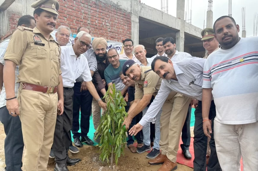 प्रकृति के रक्षक बने छात्र, लायंस क्लब राधे राधे के संग मिलकर लगाया हरियाली का मेला