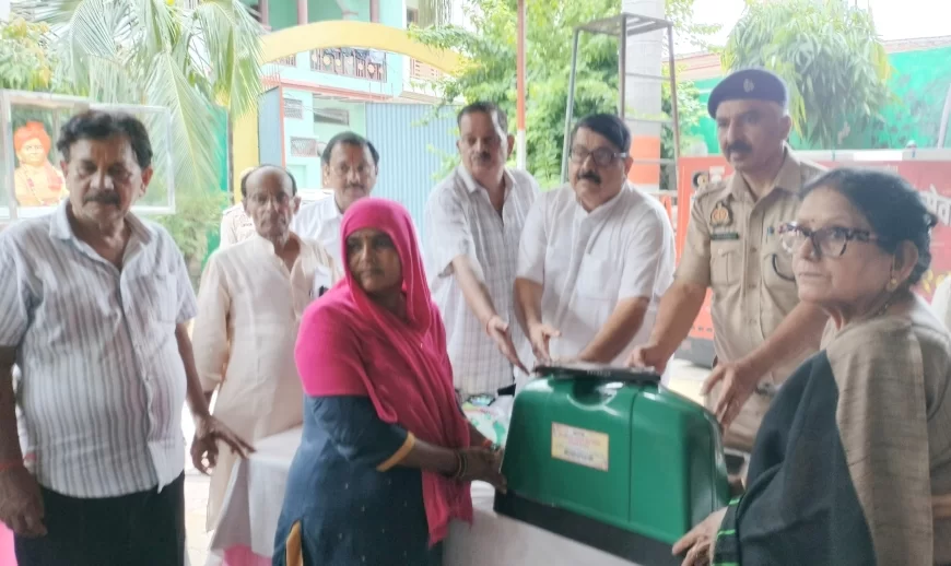 समाजसेवा की मिसाल: 17 महिलाओं को सिलाई मशीन, चार को आर्थिक सहायता, एक बेटी को विवाह सामग्री