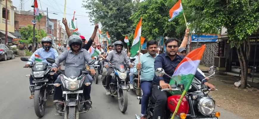 भरथना में शिक्षक-शिक्षिकाओं ने निकाली भव्य तिरंगा यात्रा