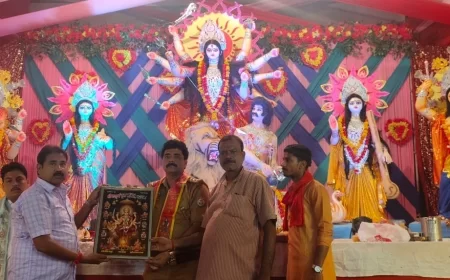 देवी मां के जयकारों से गूंजा मोतीगंज, पूजा पंडाल बना आकर्षण