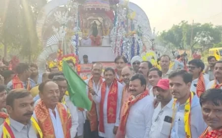 "भरथना में निकली भगवान श्रीराम की भव्य बारात, आकर्षक झांकियों ने मोहा मन"