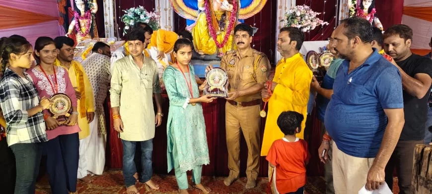 भरथना में गणेश महोत्सव पर मेधावी छात्रों का सम्मान, तीन दर्जन विद्यार्थियों को मिला गौरव