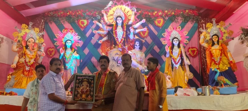 देवी मां के जयकारों से गूंजा मोतीगंज, पूजा पंडाल बना आकर्षण