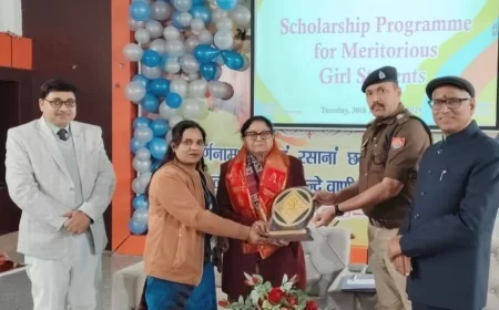 होली प्वाइंट एकेडमी में मेधावी छात्राओं को छात्रवृत्ति