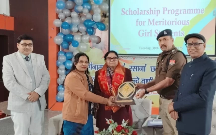 होली प्वाइंट एकेडमी में मेधावी छात्राओं को छात्रवृत्ति