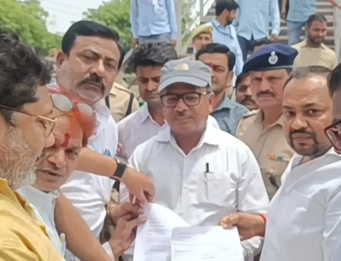 फाटक बंद होने से शहर दो हिस्सों में बंटेगा? DRM के सामने उठी आवाज