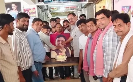 अखिलेश यादव के 53वें जन्मदिवस पर भरथना में उत्साह, सपाइयों ने केक काटकर मनाया जश्न