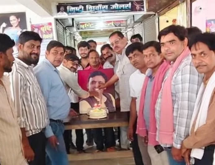 अखिलेश यादव के 53वें जन्मदिवस पर भरथना में उत्साह, सपाइयों ने केक काटकर मनाया जश्न