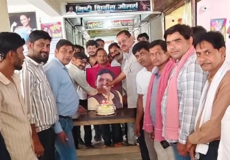 अखिलेश यादव के 53वें जन्मदिवस पर भरथना में उत्साह, सपाइयों ने केक काटकर मनाया जश्न